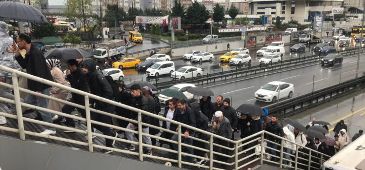 İstanbul'da etkili olan sağanak trafikte aksamalara neden oluyor