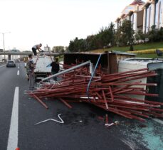 İstanbul’da TEM’de devrilen kamyonet trafiği aksattı