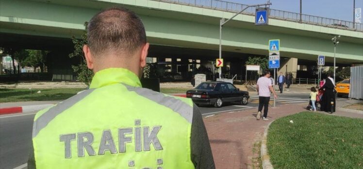 İstanbul'da yaya geçidinde kurallara uymayan sürücülere para cezası