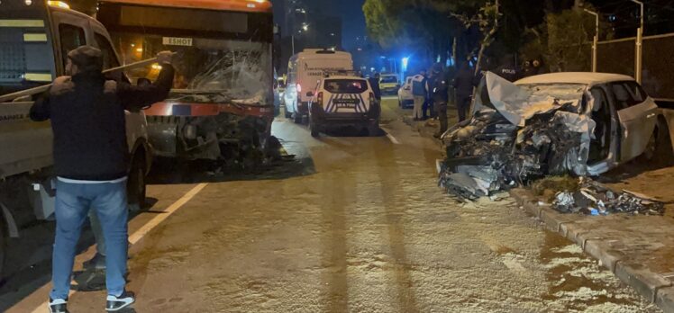 İzmir'de belediye otobüsü ile otomobilin çarpışması sonucu 1 kişi öldü, 2 kişi yaralandı