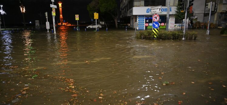 GÜNCELLEME – İzmir'de deniz taştı, sokaklar su altında kaldı