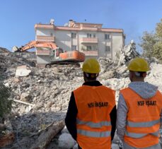 Kahramanmaraş'ta ağır hasarlı binaların yıkımı sürüyor