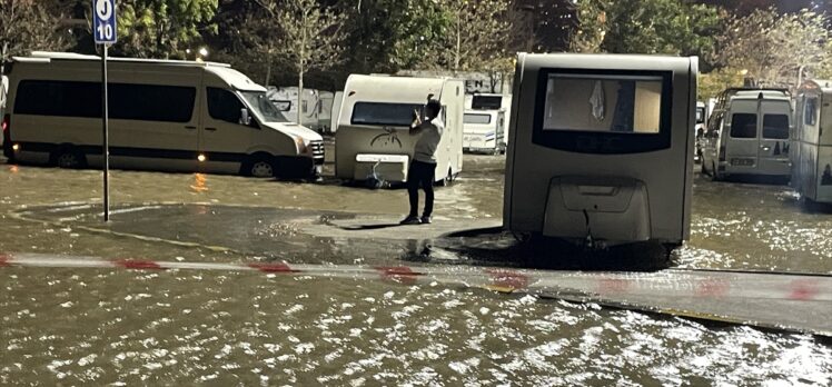 Kocaeli'de denizin taşması sonucu sahil otoparkı su altında kaldı