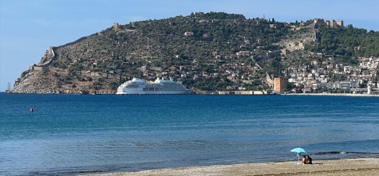 Kruvaziyer “Seven Seas Navigator” Alanya Limanı'na demirledi