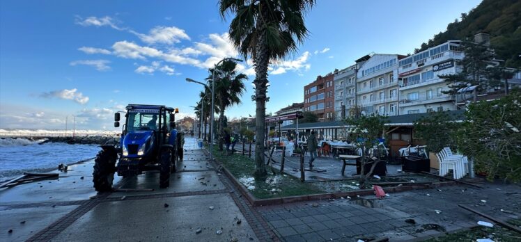 Sinop'ta denizin taşması sonucu sokaklar su altında kaldı