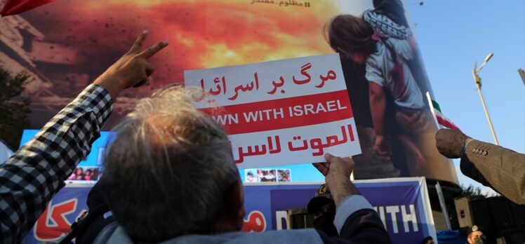 Tahran'da binlerce kişi İsrail'in Gazze'deki saldırılarını protesto etti