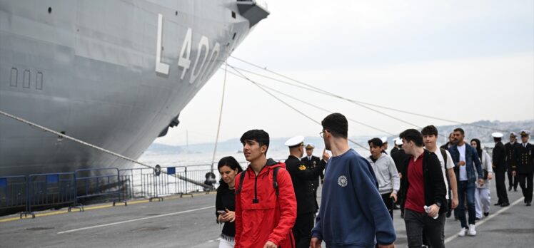 Sarayburnu Limanı'na demirleyen TCG Anadolu gemisi ziyarete açıldı