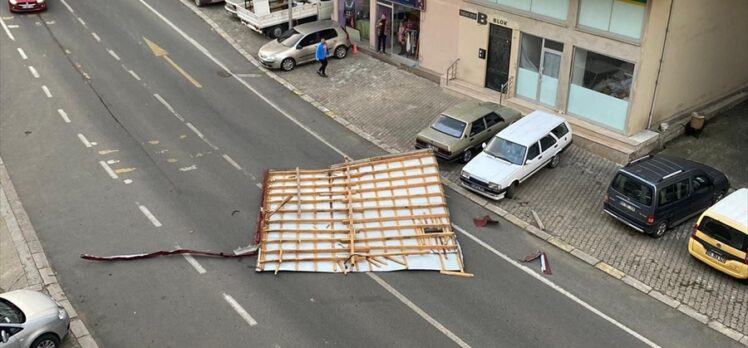 Trabzon'da bir kişi rüzgarda savrulan çatının altında kalmaktan son anda kurtuldu