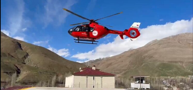 Van'da “femur kırığı” olan hasta, ambulans helikopterle hastaneye ulaştırıldı