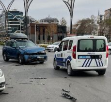 Voleybolcu Büşra Kılıçlı'nın kullandığı otomobil ile hafif ticari araç çarpıştı, 2 kişi yaralandı