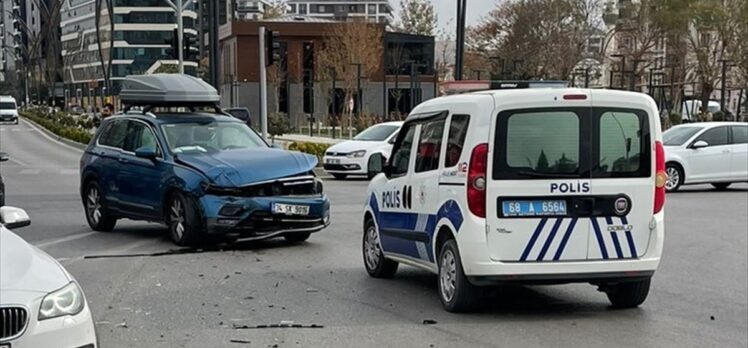 Voleybolcu Büşra Kılıçlı'nın kullandığı otomobil ile hafif ticari araç çarpıştı, 2 kişi yaralandı