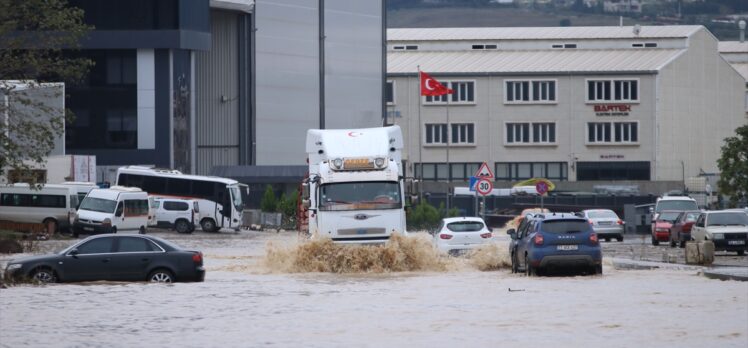 Yalova'da dere taşkını nedeniyle araçlarında mahsur kalan 12 kişi kurtarıldı