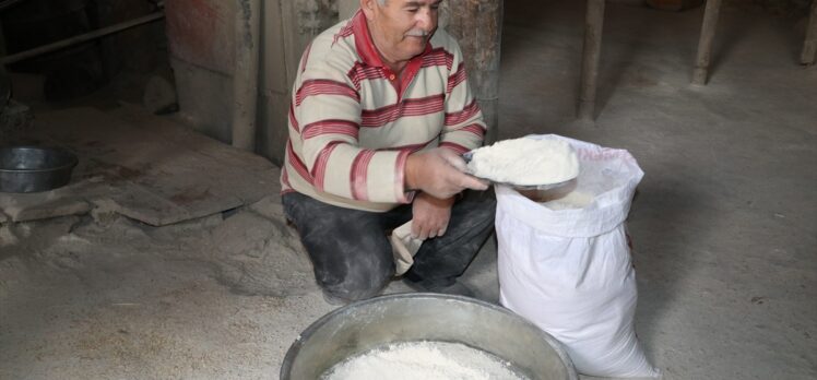 Yozgatlı değirmenci babasından kalan ekmek teknesinde geleneksel yöntemle un öğütüyor