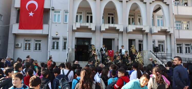 Adana'da askeri bando özel gereksinimli bireylere konser verdi