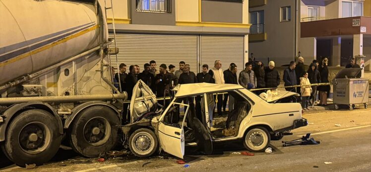 Adana'da park halindeki tıra çarpan otomobildeki 1 kişi öldü, 4 kişi yaralandı