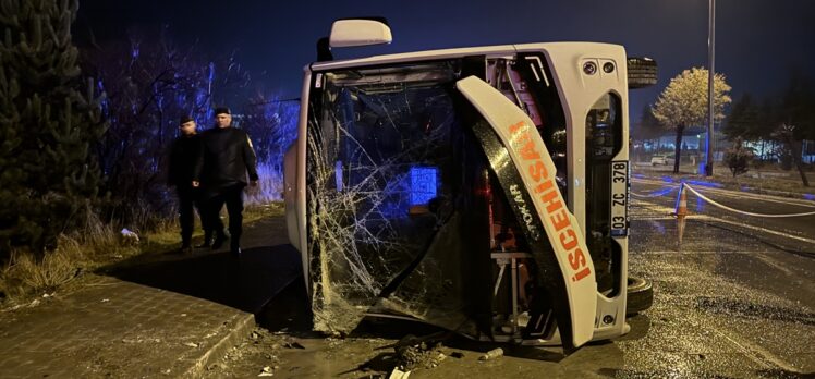 Afyonkarahisar'da midibüsün devrilmesi sonucu 14 kişi yaralandı