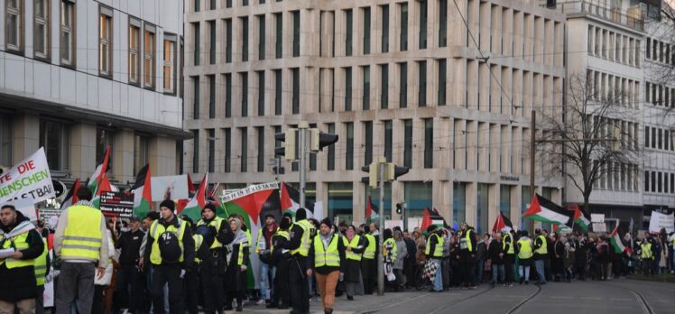 Almanya'da İsrail'in Gazze'ye yönelik saldırıları protesto edildi