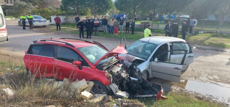 Balıkesir'de iki otomobilin çarpışması sonucu 8 kişi yaralandı