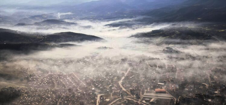 Balıkesir'in Sındırgı ilçesi sis bulutuyla kaplandı