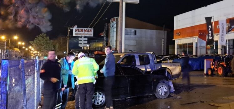 Bolu'da trafik kazasında demir korkuluklara ayağı sıkışan kadın kurtarıldı