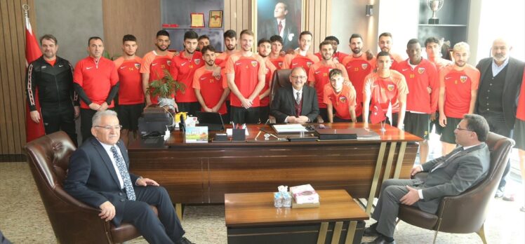 Çevre, Şehircilik ve İklim Değişikliği Bakanı Mehmet Özhaseki, Kayserispor'u ziyaret etti