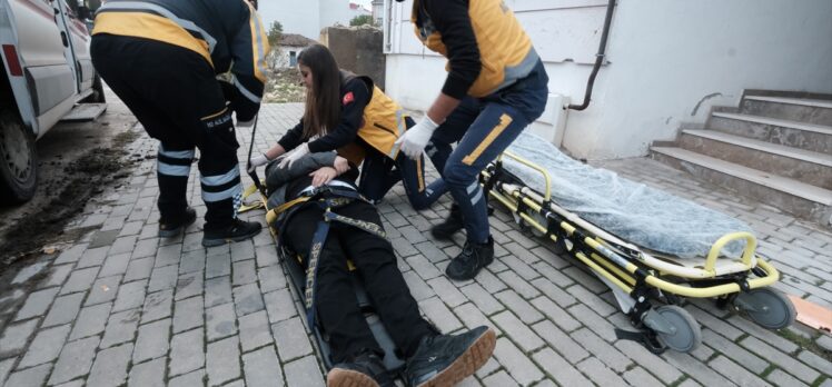 Depremzede sağlık çalışanı çift aynı ambulansta birbirlerine güç veriyor