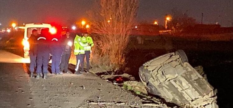 Diyarbakır'da devrilen otomobildeki 5 kişi yaralandı