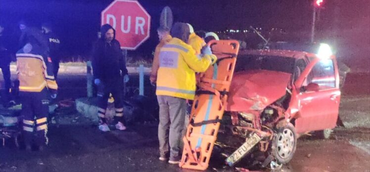 Edirne'de iki otomobilin çarpıştığı kazada 1 kişi öldü, 5 kişi yaralandı