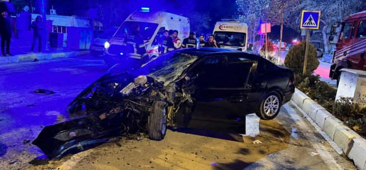 Elazığ'da midibüs ile otomobilin çarpıştığı kazada 5 kişi yaralandı