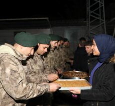 Erzincan Valisi Hamzaoğlu, uygulama noktalarında görevli güvenlik güçlerinin yeni yılını kutladı