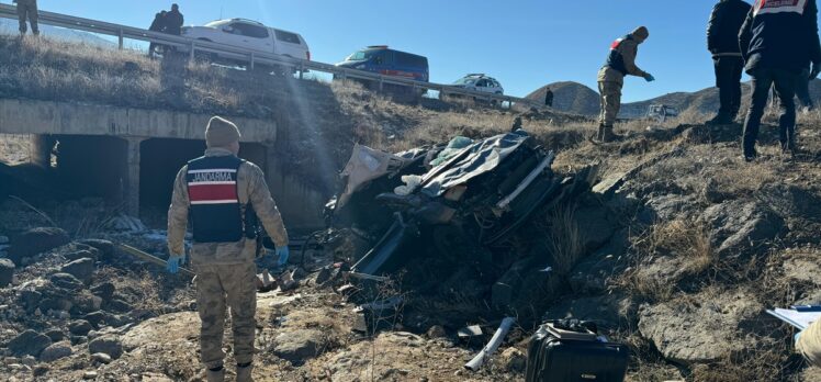 GÜNCELLEME – Erzurum'da şarampole devrilen otomobildeki 3 kişi öldü