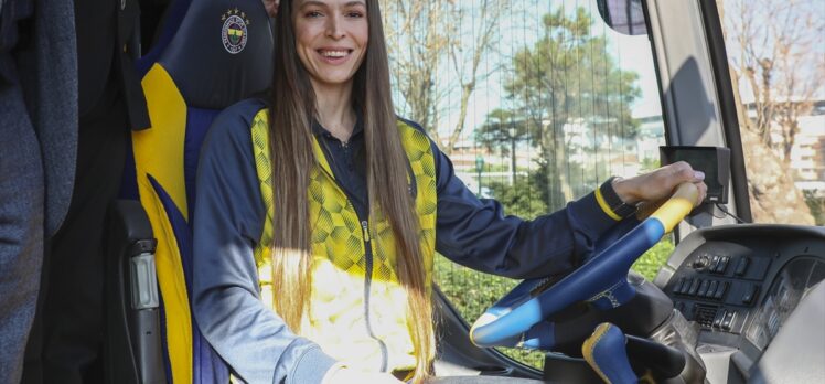 Fenerbahçe voleybol takımları yeni otobüsüne kavuştu