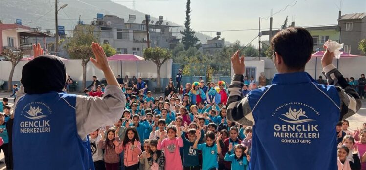 Hatay'da gönüllü gençlerden depremzede çocuklara moral etkinliği