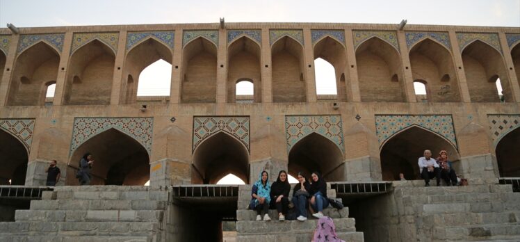 İsfahan'daki tarihi köprü akmayan nehre rağmen ziyaretçilerini ağırlamaya devam ediyor