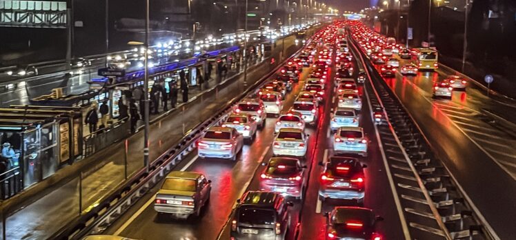 İstanbul'da akşam trafik yoğunluğu yüzde 80'e çıktı