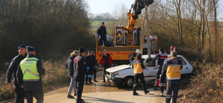 Kocaeli'de dereye devrilen otomobilin sürücüsü öldü