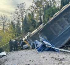 Kocaeli'de devrilen tırın altında kalan sürücü öldü, 1 kişi yaralandı