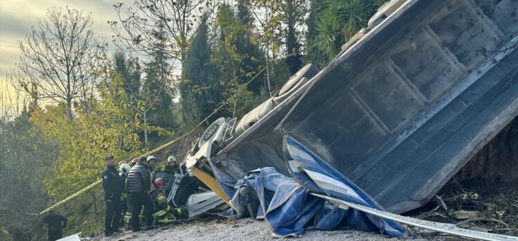 Kocaeli'de devrilen tırın altında kalan sürücü öldü, 1 kişi yaralandı