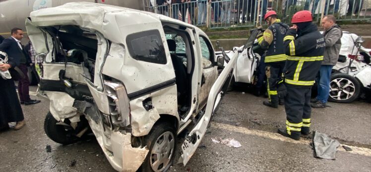 Kocaeli'de yol kenarında duran tankere çarpan 2 araçtaki 3 kişi yaralandı