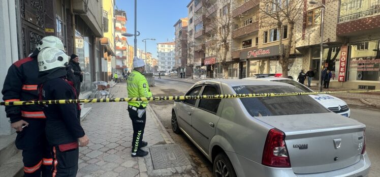 Malatya'da yıkılma tehlikesi bulunan bina nedeniyle cadde trafiğe kapatıldı