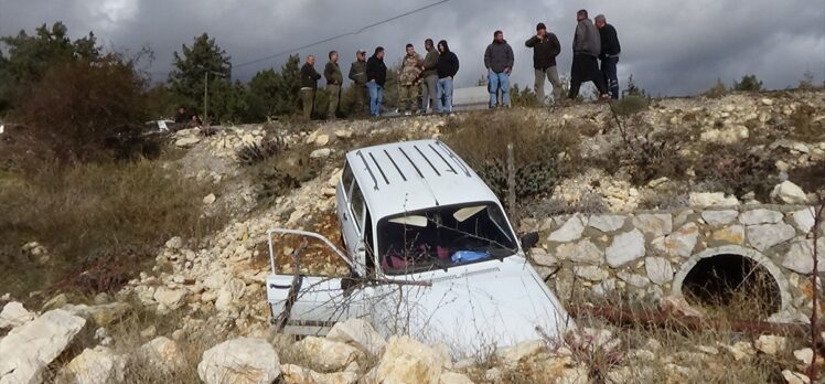 Mersin'de yoldan çıkan otomobildeki 2 kişi yaralandı