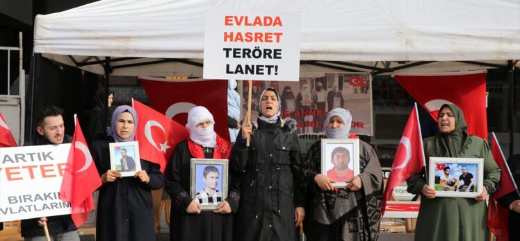 Muşlu aileler çocuklarına kavuşma ümidiyle HDP önündeki eylemini sürdürüyor