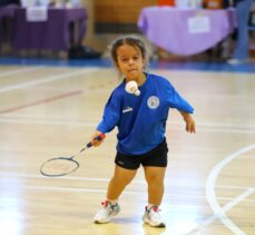 Para badmintoncu sporcular raketlerini milli forma için sallıyor