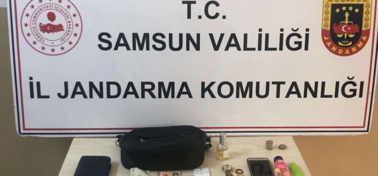 Samsun'da jandarma yol kenarında bulduğu çantayı sahibine teslim etti