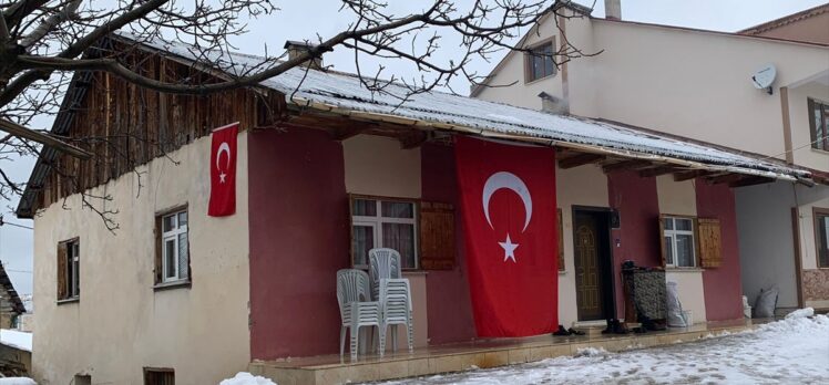 Şehit Piyade Uzman Onbaşı Yazıcı'nın Gümüşhane'deki köyüne Türk bayrakları asıldı