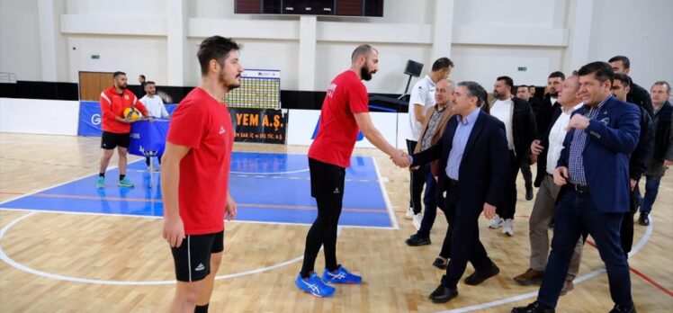 Şırnak Valisi Atay, Cizre Belediyespor Erkek Voleybol Takımı'nı antrenmanda ziyaret etti