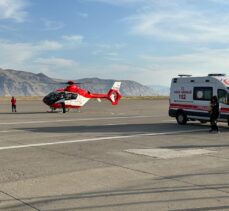 Şırnak'ta rahatsızlanan kadın ambulans helikopterle Şanlıurfa'ya sevk edildi