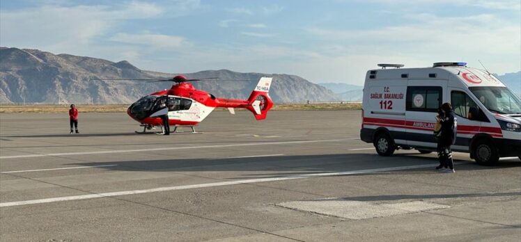 Şırnak'ta rahatsızlanan kadın ambulans helikopterle Şanlıurfa'ya sevk edildi