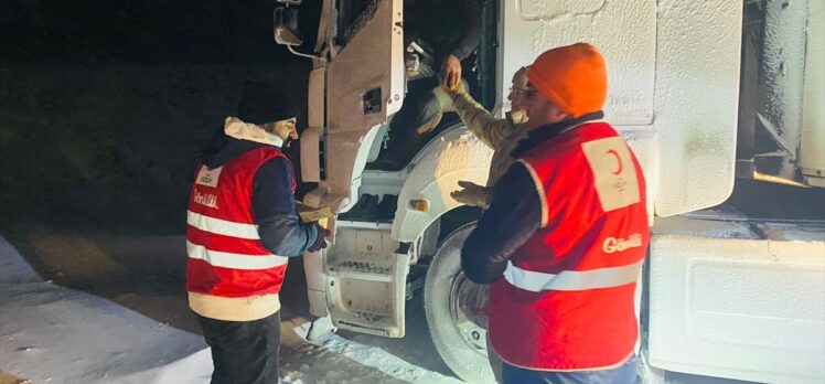 Türk Kızılay gönüllüleri, Tendürek Geçidi'nde mahsur kalan sürücülere ikramda bulundu