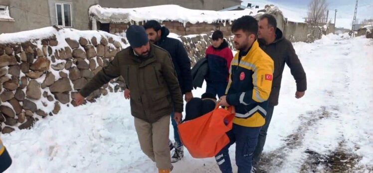 Van'da yolu kardan kapanan mahalledeki kanser hastasının imdadına ekipler yetişti